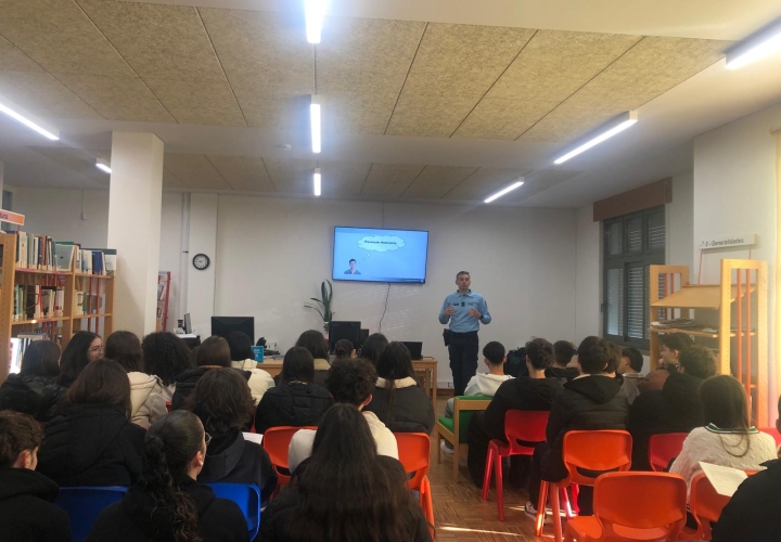 Sessão de Sensibilização sobre Prevenção Rodoviária para os Alunos do 12.º Ano